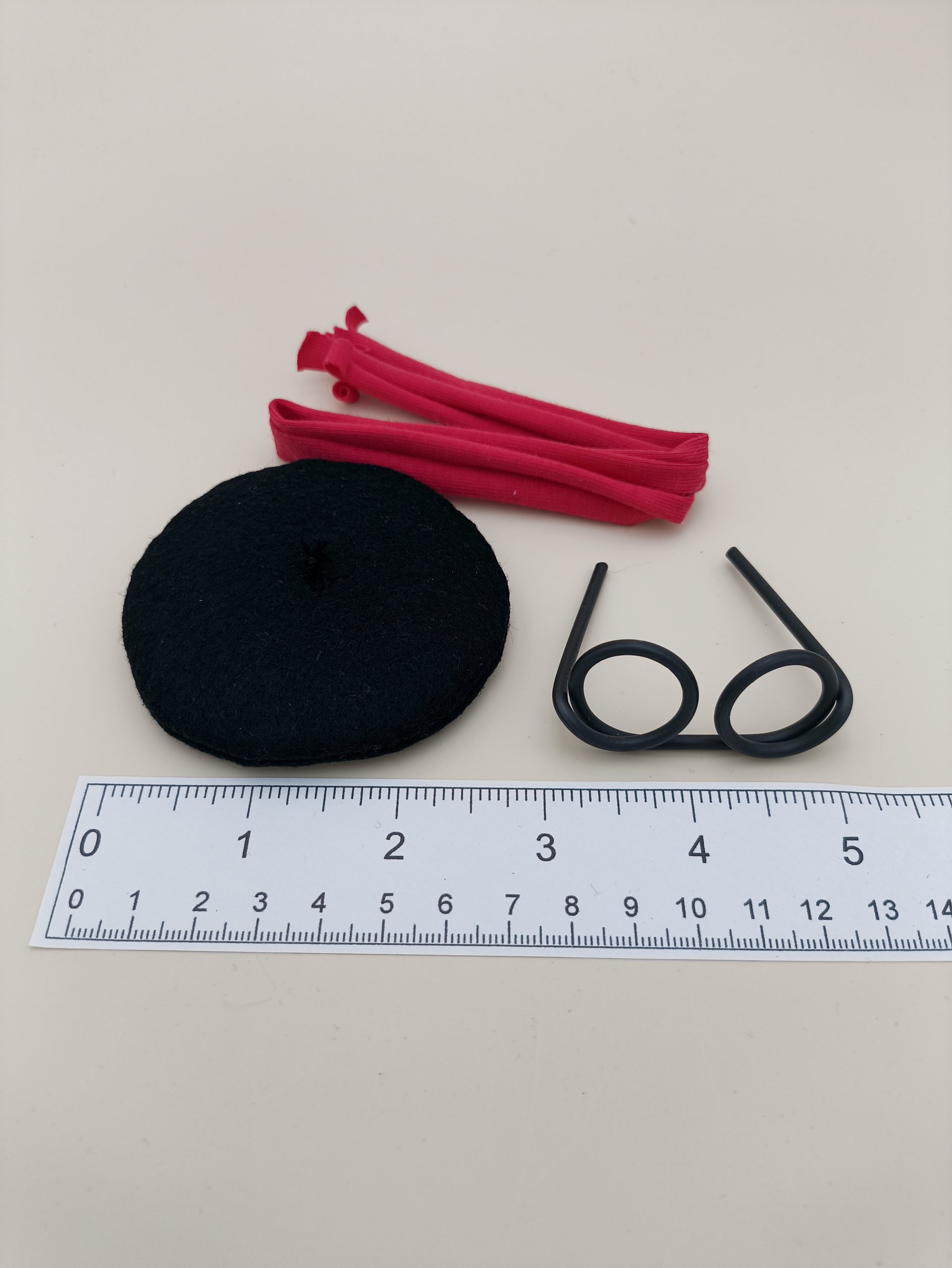Mini accessoire : béret noir, écharpe rouge et des lunettes – Image 3