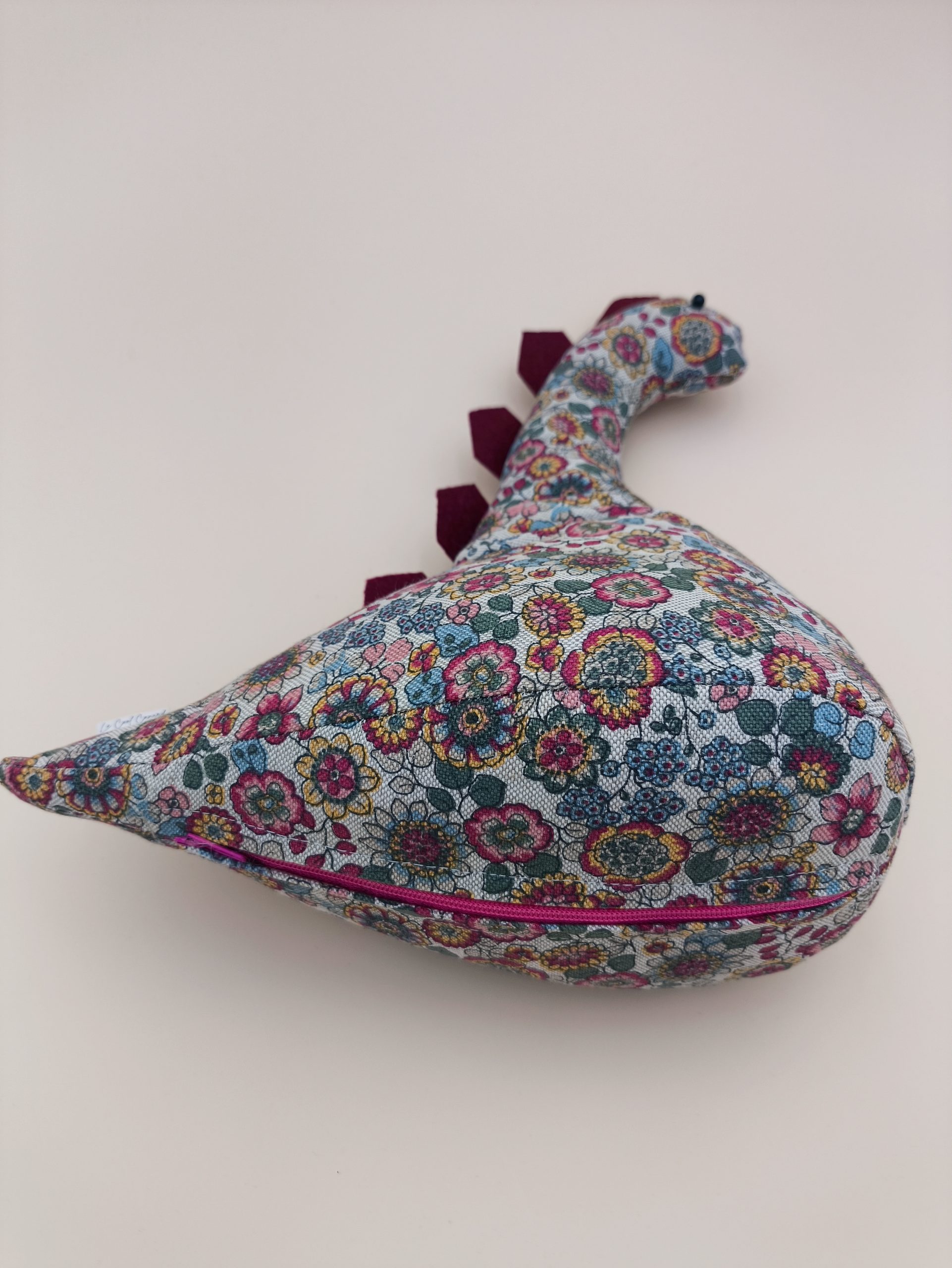 Cale-porte dinosaure - fleurs bordeaux, rose, bleu et jaune sur fond lin - Image 8