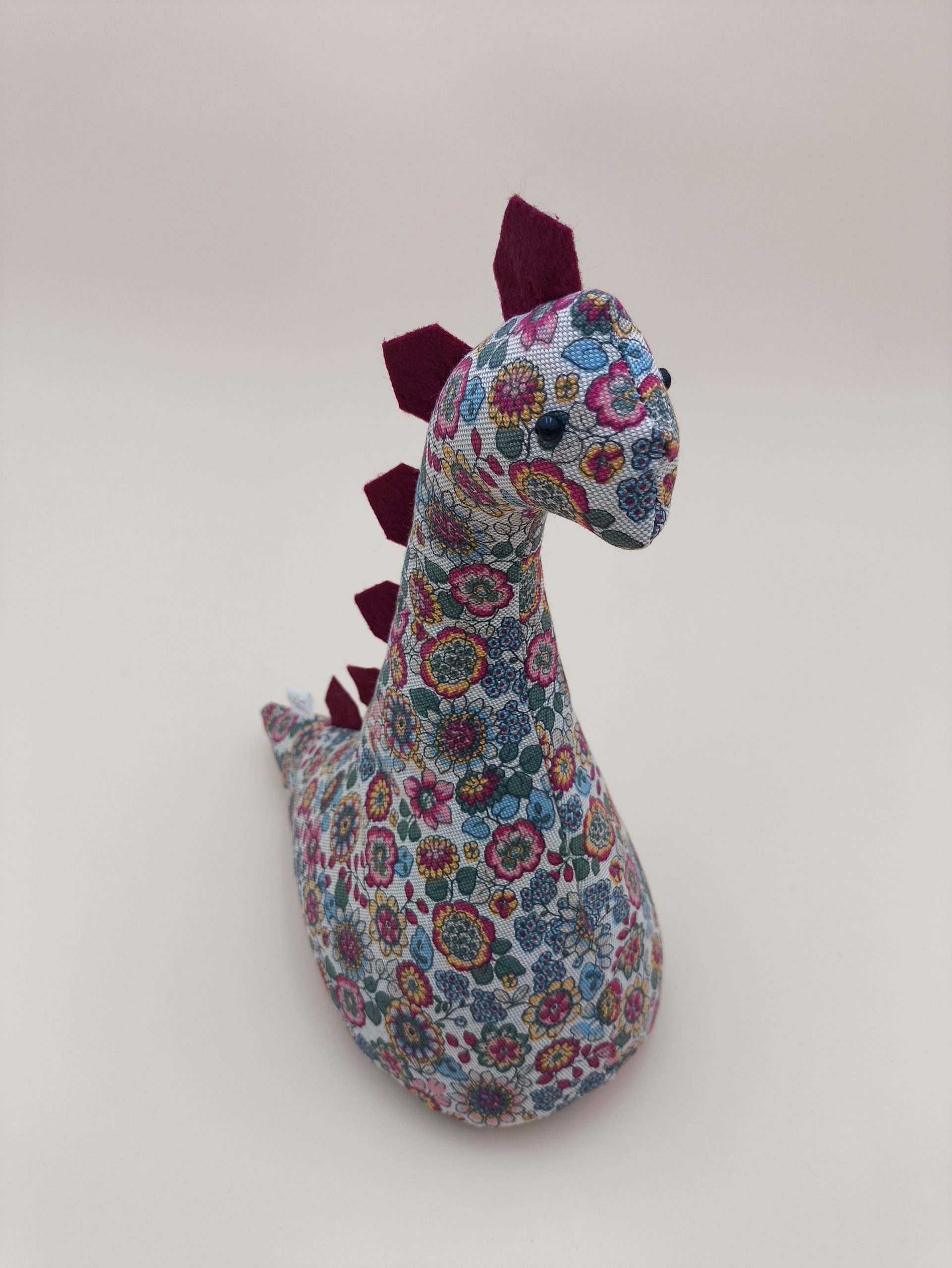 Cale-porte dinosaure - fleurs bordeaux, rose, bleu et jaune sur fond lin - Image 5