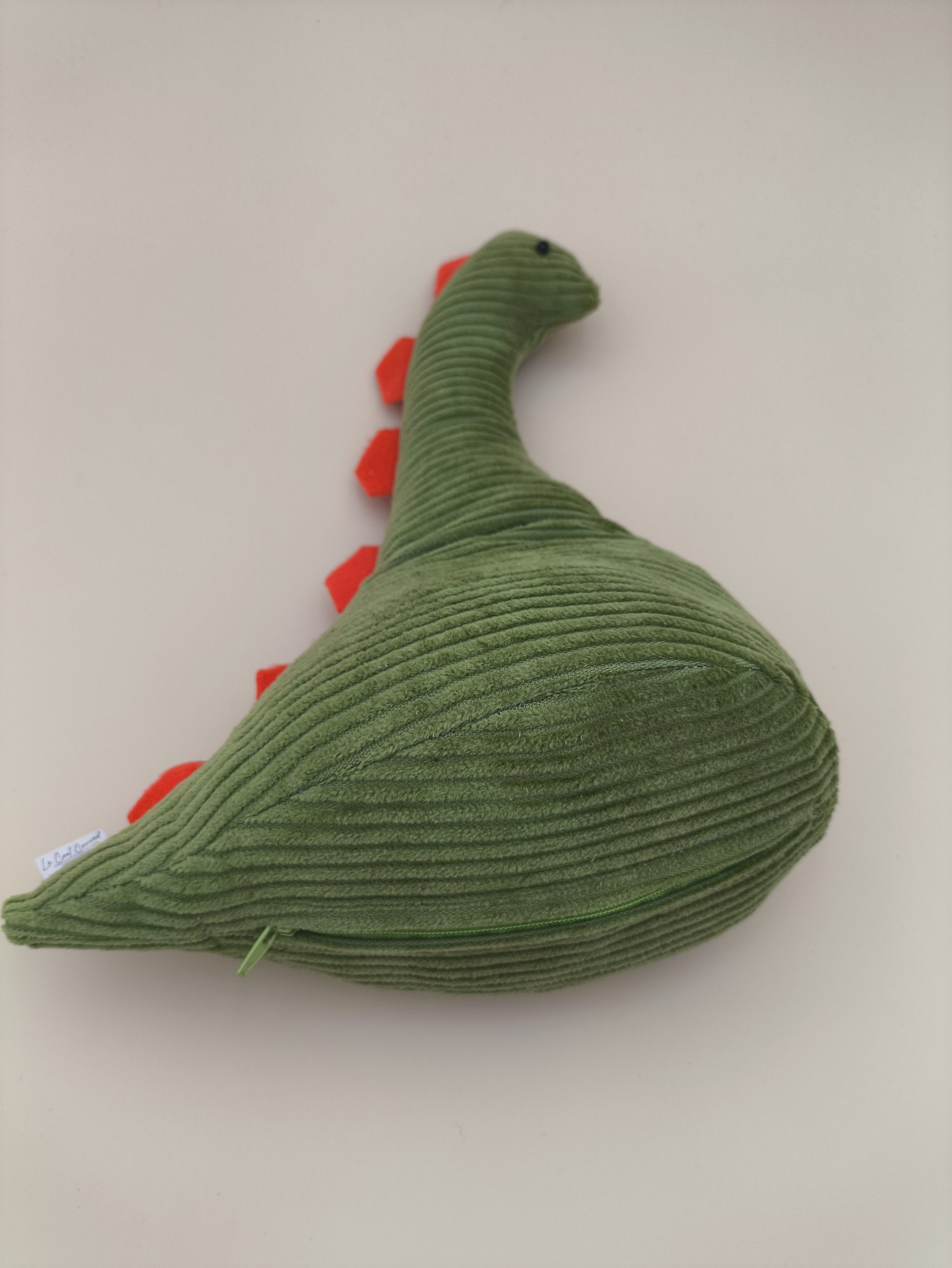 Cale-porte dinosaure - velours cotelé vert avec ses plaques orange – Image 5