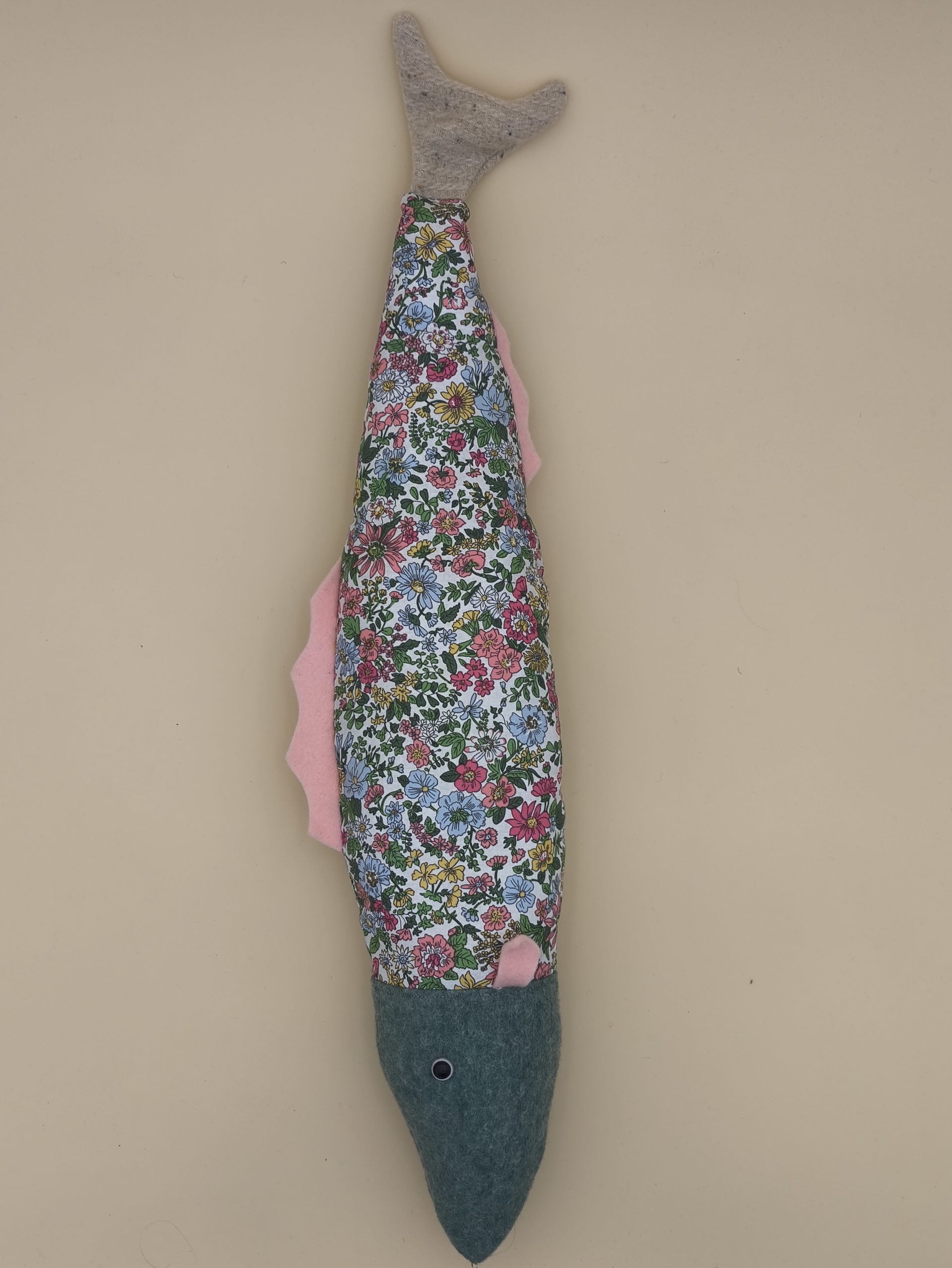 Coussin poisson - Colin câlin - petites fleurs pastel - Image 2