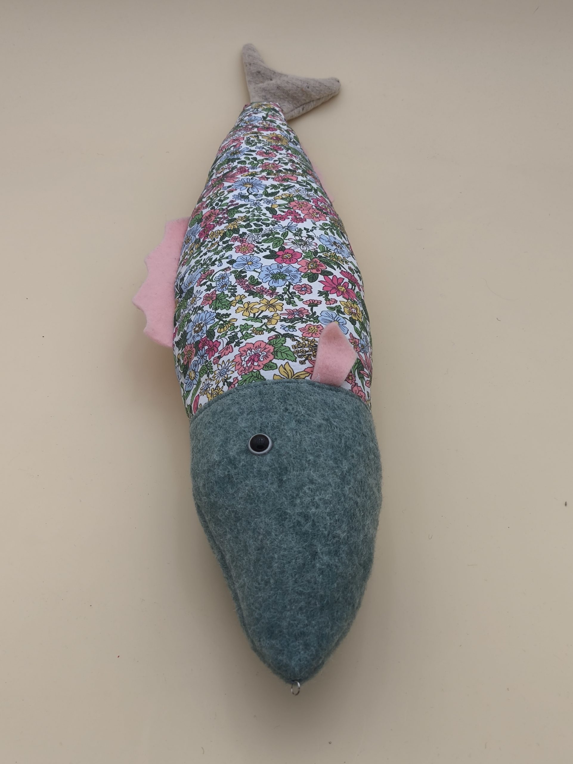 Coussin poisson - Colin câlin - petites fleurs pastel - Image 5