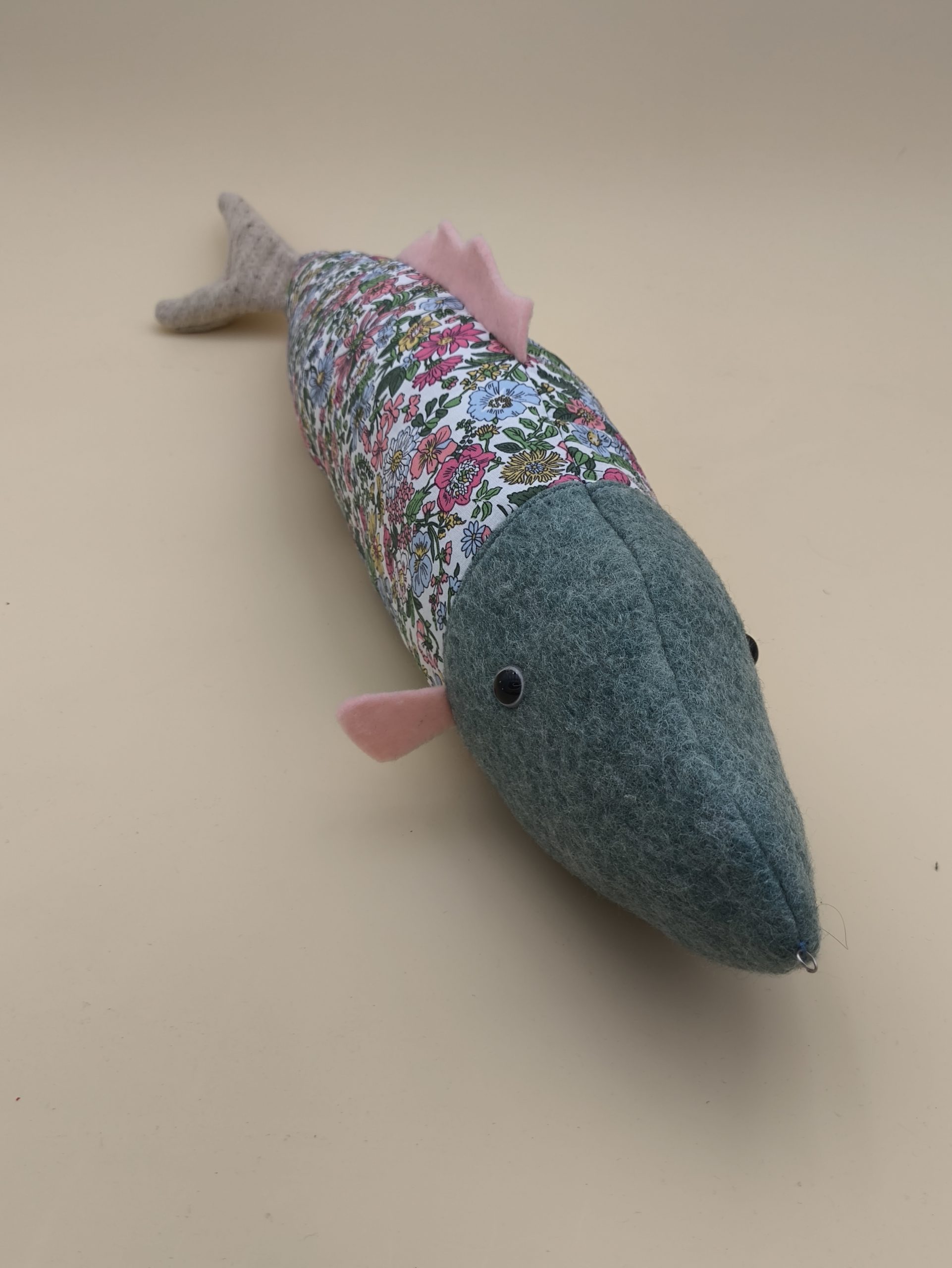 Coussin poisson - Colin câlin - petites fleurs pastel - Image 6