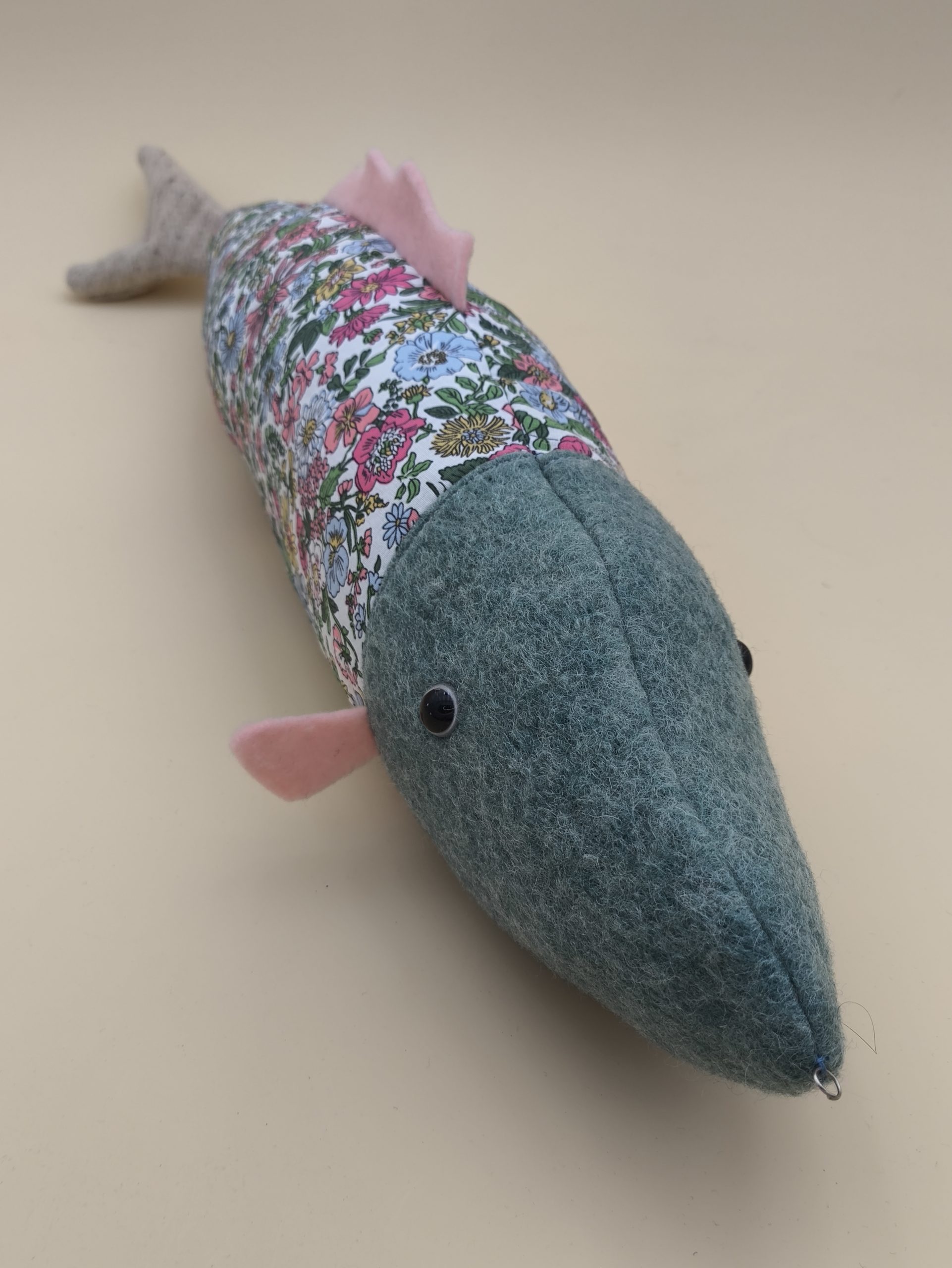 Coussin poisson - Colin câlin - petites fleurs pastel - Image 3