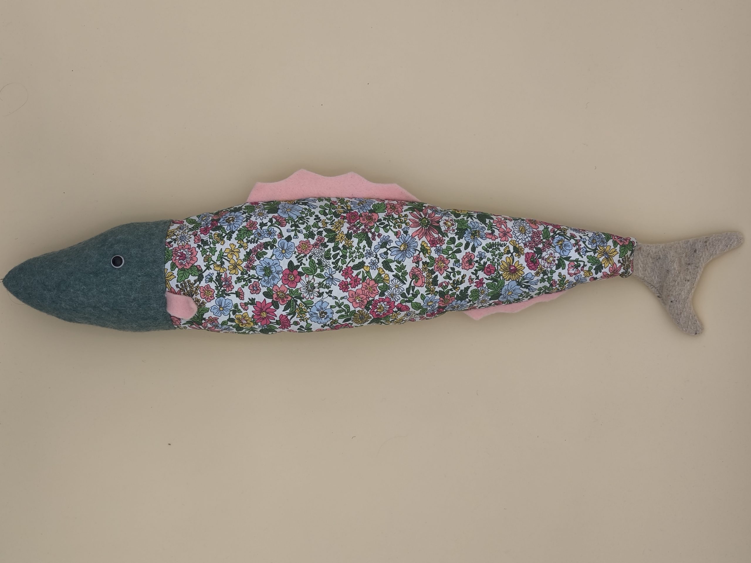 Coussin poisson - Colin câlin - petites fleurs pastel - Image 4